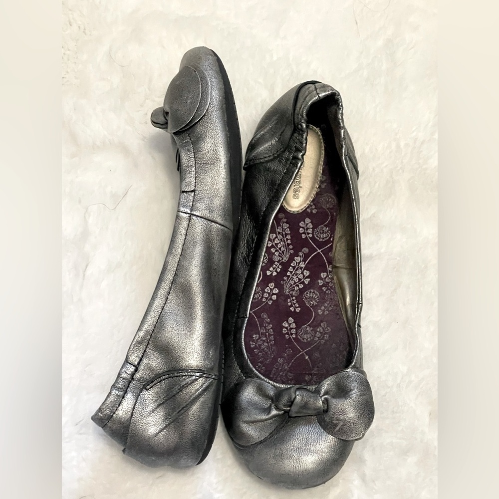Vintage Y2K metallic silver bow flats. 🎀Adorable! Good used condition!